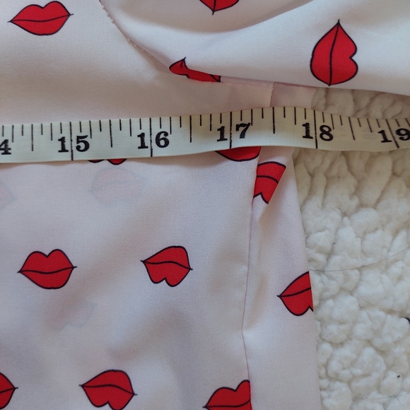Pink short sleeved kiss mark blouse with neckbow - Picture 5 of 5